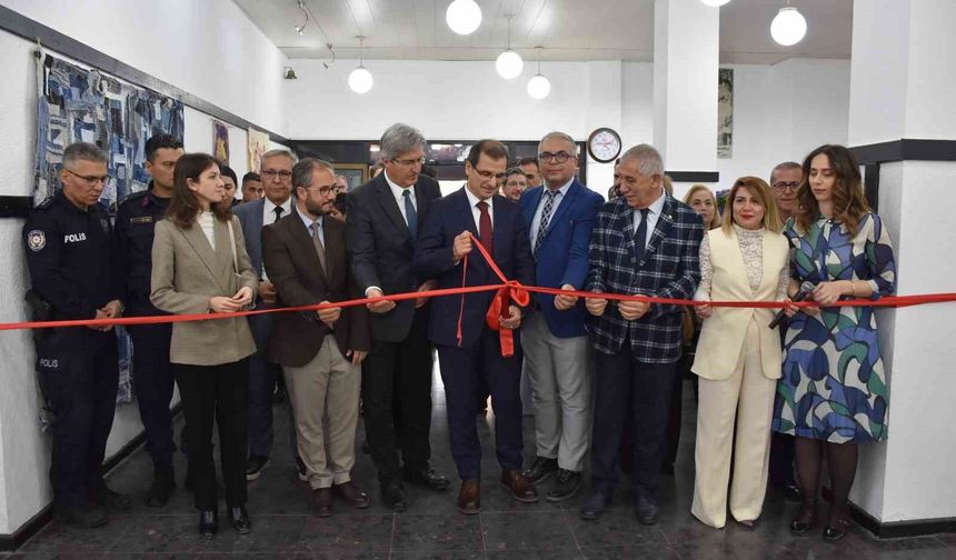 Salihli'de 8 Mart'a özel Uluslararası Jürili Karma Sergi açıldı