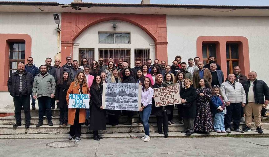 Salihli'de ilkokul mezunları 25 yıl sonra buluştu