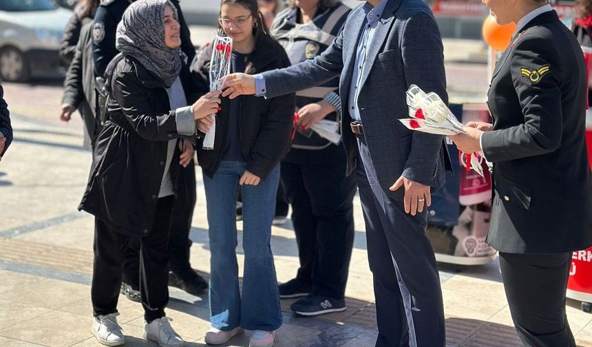 Salihli'de kadına yönelik şiddete karşı bilgilendirme stantları kuruldu