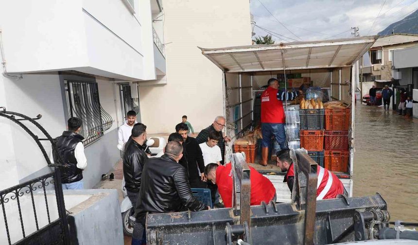 Şehzadeler Belediyesi'nden Akpınar'da mahsur kalan vatandaşlara destek
