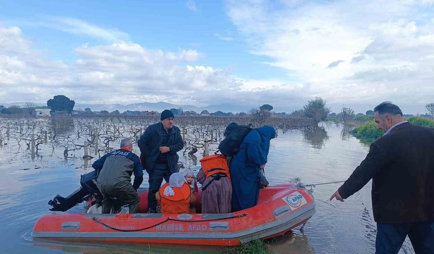 Selde mahsur kalan 10 kişi AFAD ekiplerince botla kurtarıldı