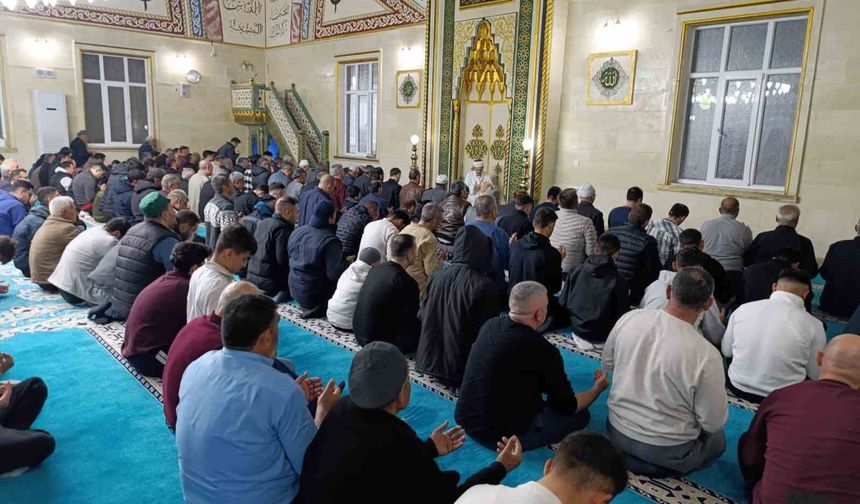 Selendi'de Kadir Gecesi'nde camiler dolup taştı