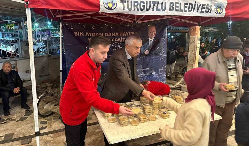 Turgutlu Belediyesinden Kadir Gecesi'nde helva ikramı