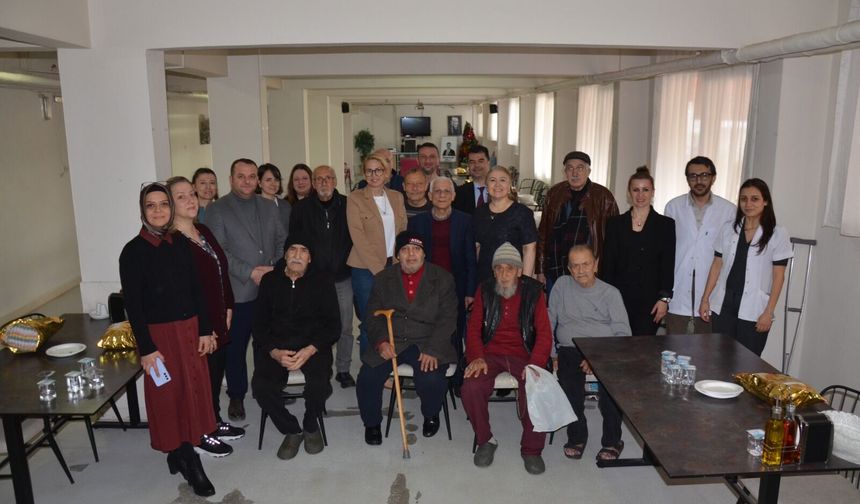 Doktorlardan yaşlıları ısıtacak el örgüsü hediyeler