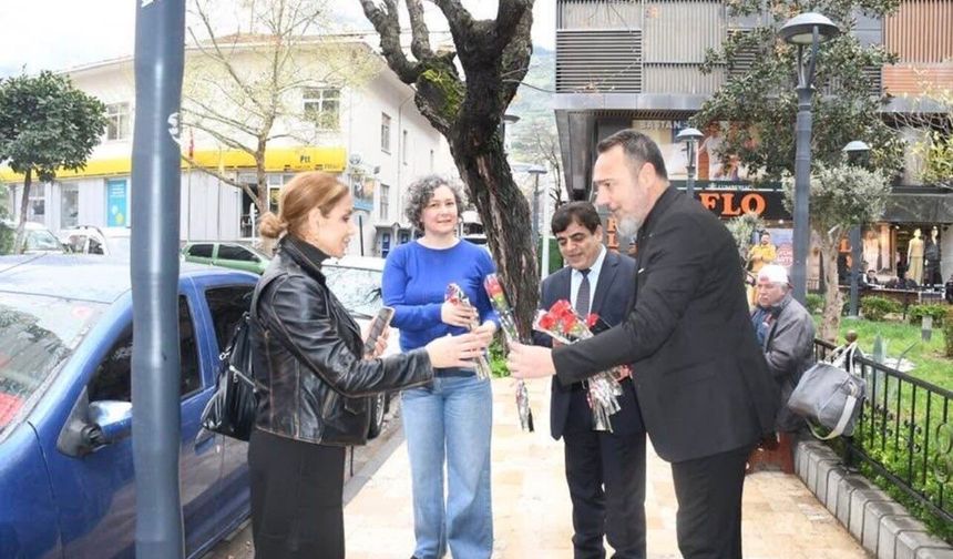 Ağrılılardan Manisa sokaklarında 404 karanfille kutlama