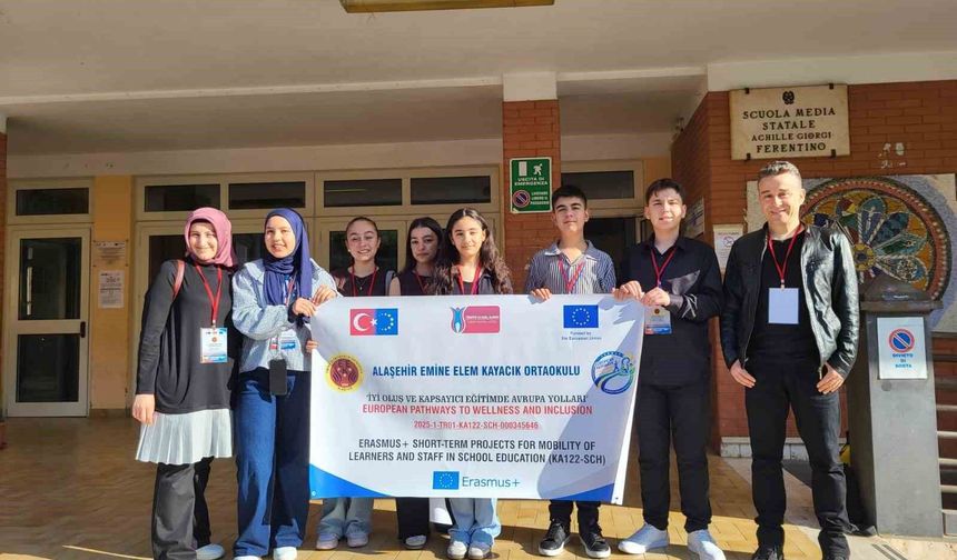 Alaşehirli öğrenciler İtalya'da Türkiye'yi temsil etti