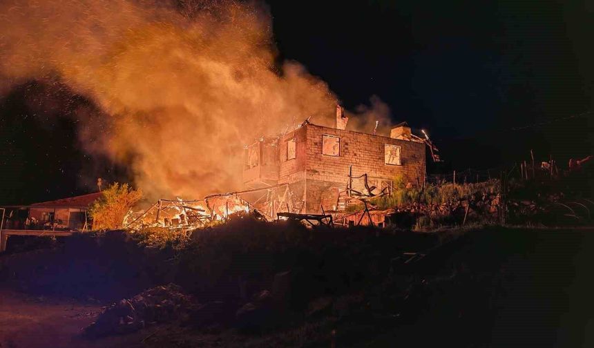 Demirci'de korkutan ev yangını