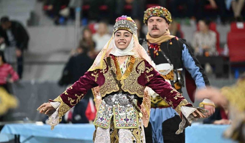 Halk oyunları yarışmasına Manisa Büyükşehir Belediyespor damga vurdu