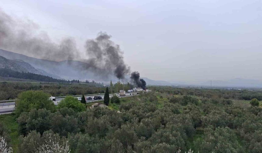 Kırkağaç'ta otomobil önce bariyerlere çarptı sonra alev alev yandı