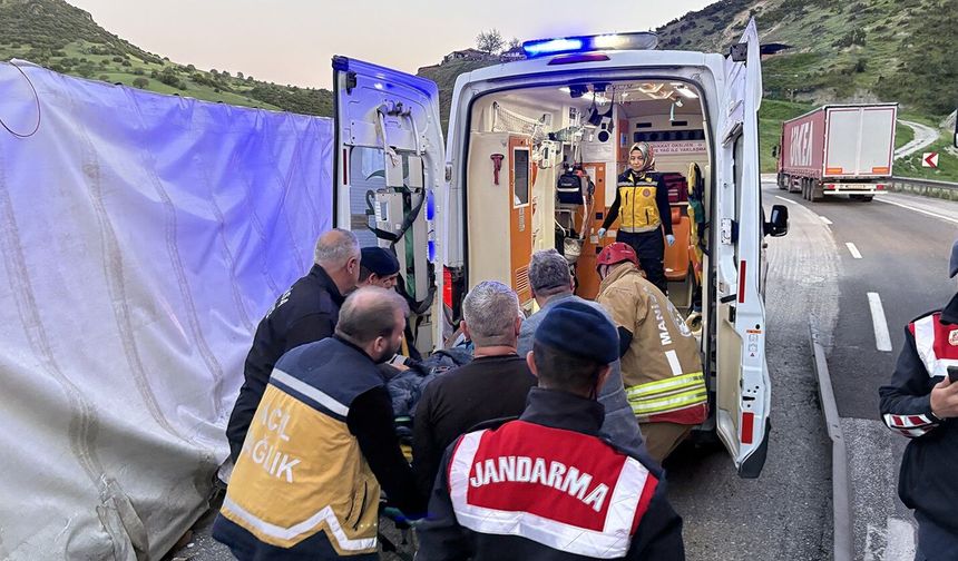 Kontrolden çıkan tır devrildi: 1 yaralı