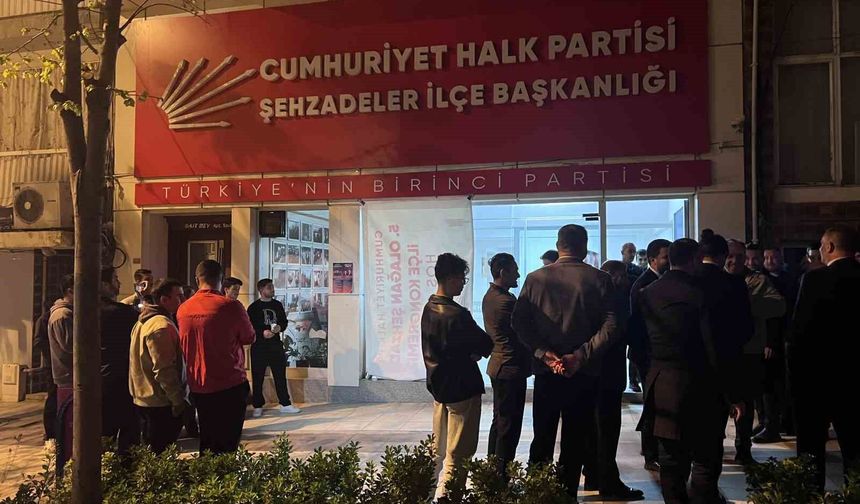 Manisa'da iş vaadi öfkesiyle CHP binasının camlarını kırdı