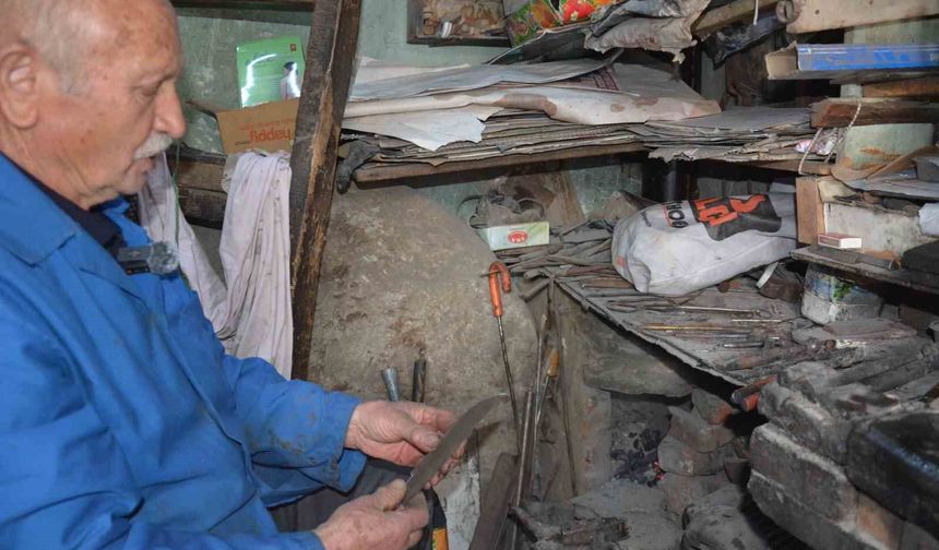 Manisa'nın 64 yıllık çelik bileği Orhan usta yarım asırdır örs başında