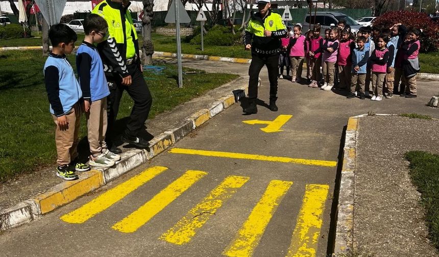 Minikler trafiği eğlenerek öğrendi