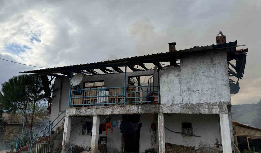 Selendi'de 2 katlı ev yangında kül oldu