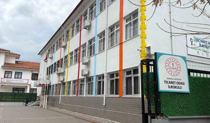 Sınıfın düşen tavan sıvası 3 öğrenciyi yaraladı