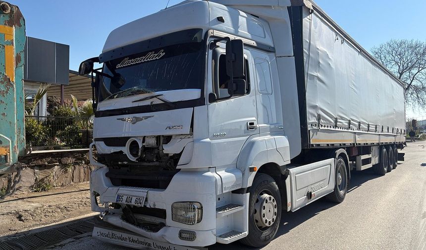 Tırın çarptığı hafif ticari araçta 3 kişi yaralandı