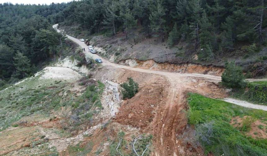Yol çöktü, mahalleli 3 aydır tarlasına yürüyerek gidiyor