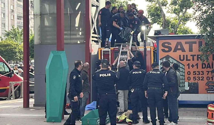 Asansör boşluğunda sıkışan genç hayatını kaybetti