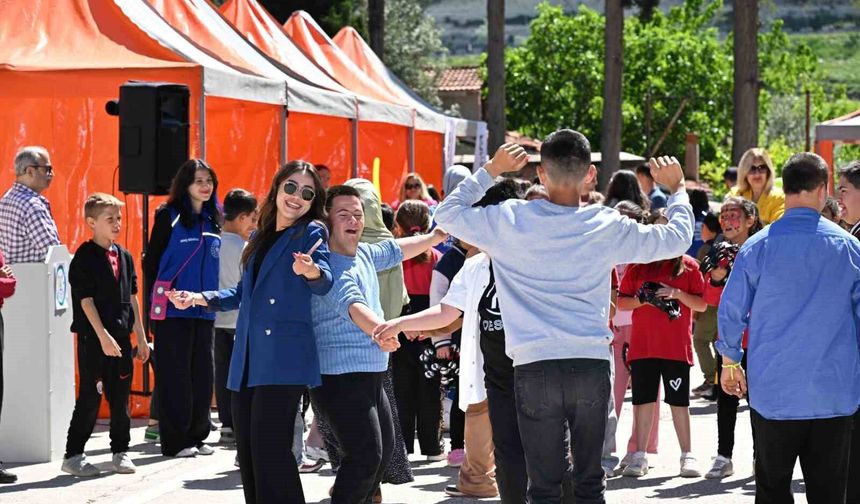 Demirci'de özel çocuklardan renkli şenlik