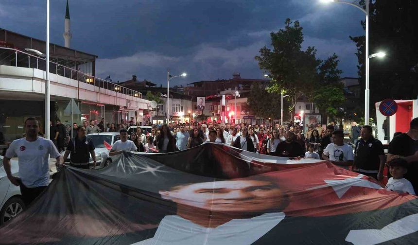 Gençlik coşkusu Sarıgöl sokaklarını aydınlattı