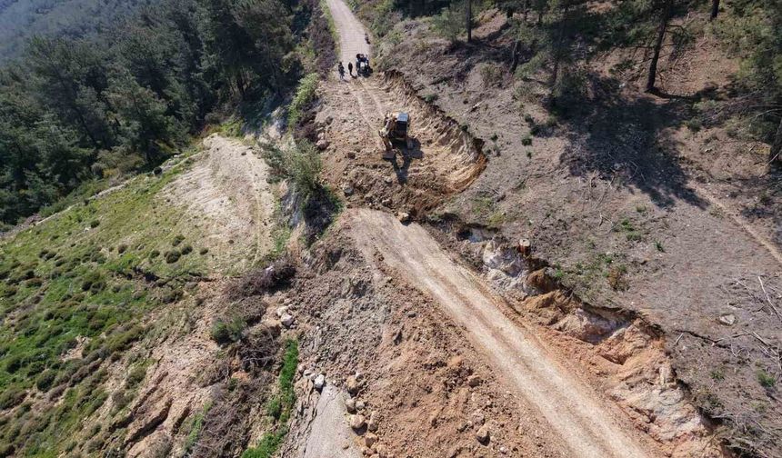 Heyelan nedeniyle kapanan Sülüklü Göl yolu ulaşıma açıldı