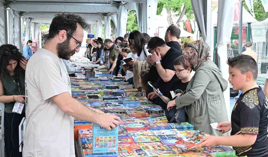 Manisa Kitap Fuarı yoğun ilgiyle devam ediyor