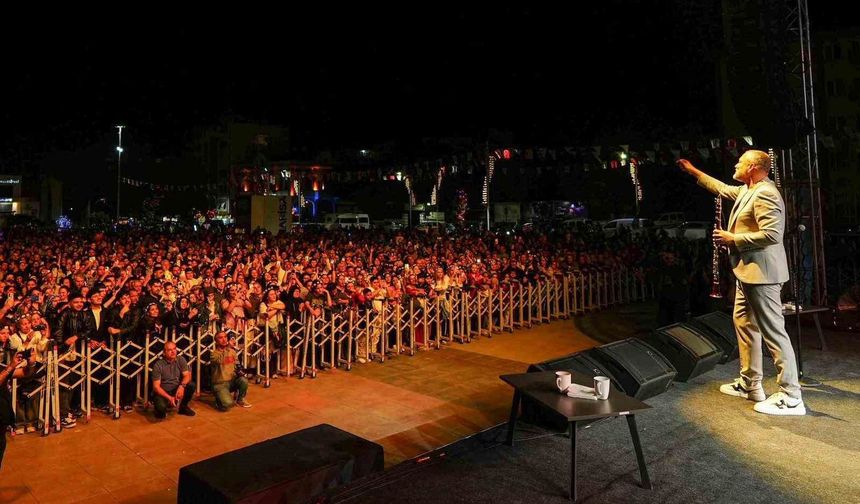 Manisa'da hıdırellez coşkusu Hüsnü Şenlendirici konseriyle zirveye ulaştı