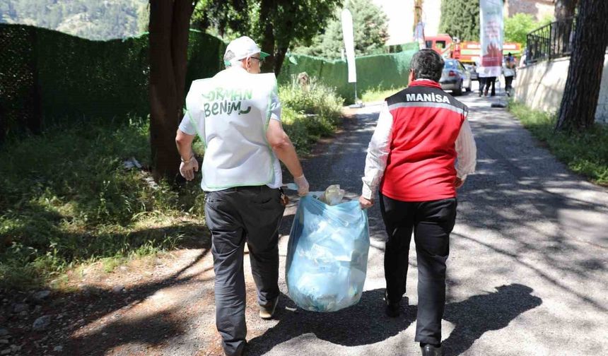 Manisa'da ormanlık alanda yüzlerce kilo çöp toplandı
