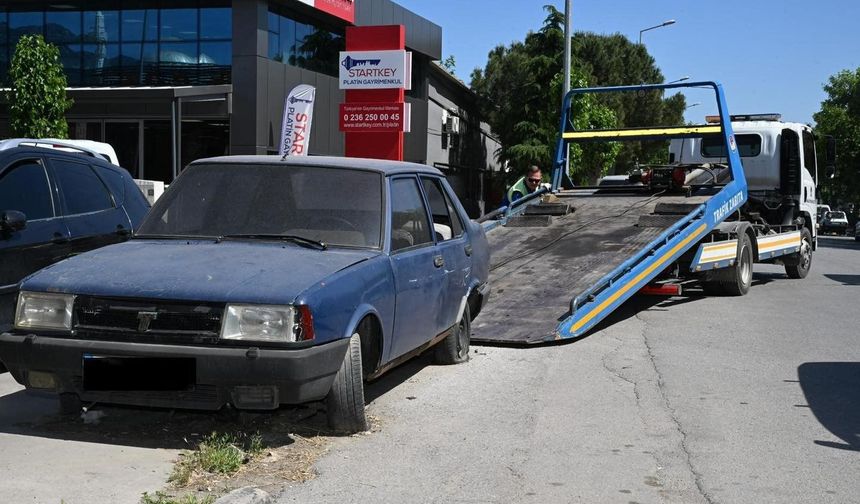 Manisa'nın sokakları atıl ve hurda araçlardan temizleniyor