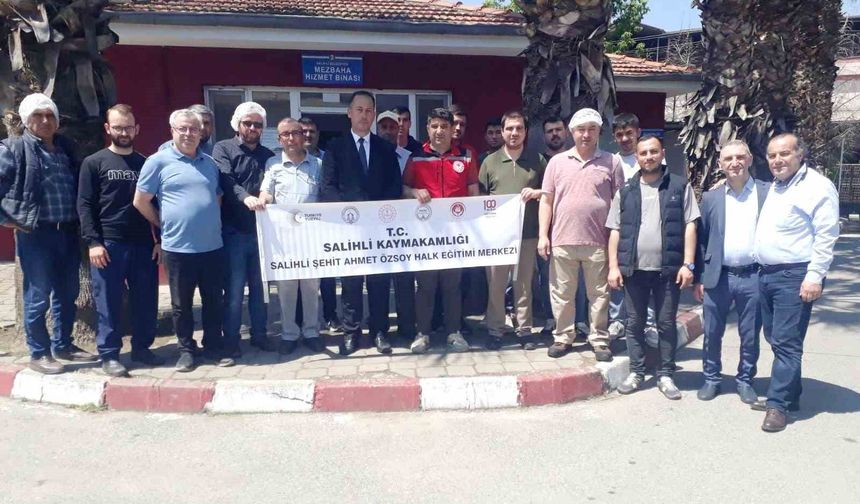 Salihli'de kurban kesimini uygulamalı öğrendiler