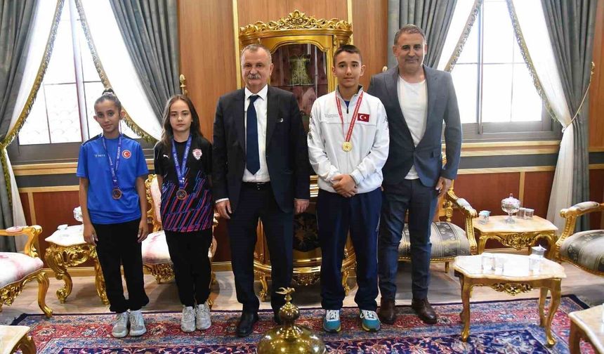 Şampiyon sporcular Başkan Balaban'ın konuğu oldu