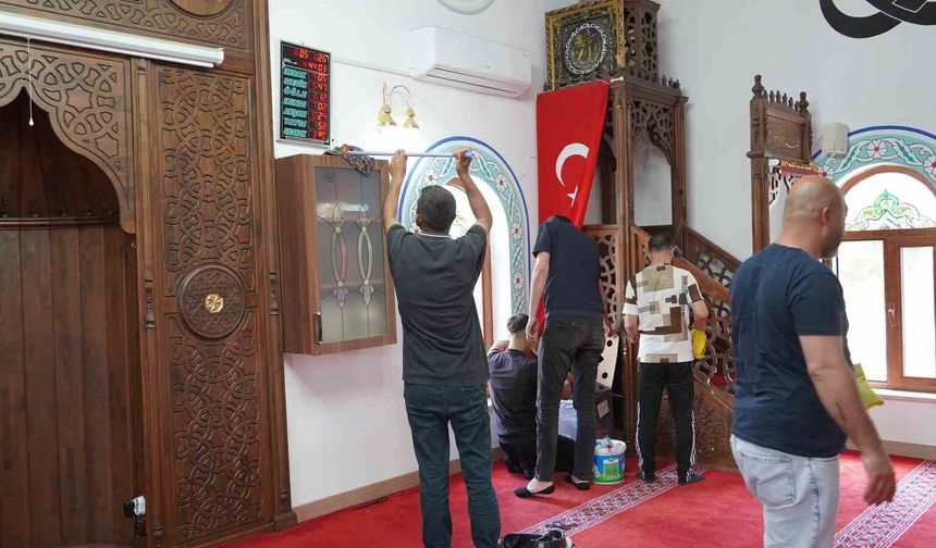 Yunusemre'de camiler bayram namazına hazırlanıyor