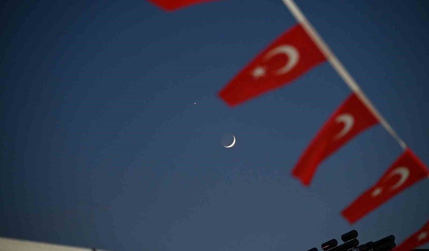 Demirci semalarında mest eden görüntü: Hilal ve yıldız yan yana