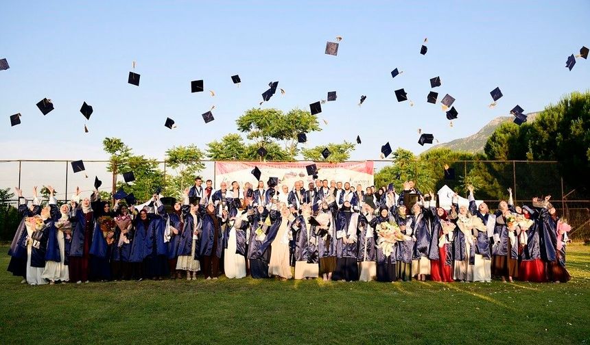 İlahiyat Fakültesinde mezuniyet coşkusu