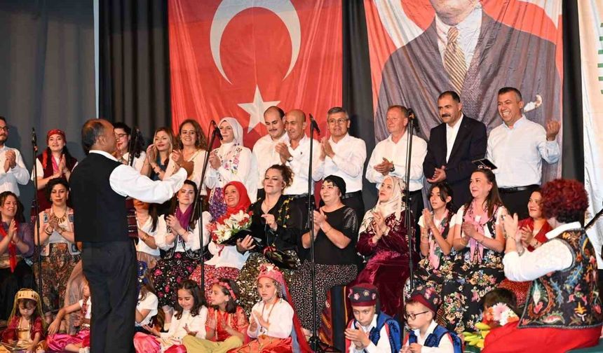 İlçe protokolünden konserde canlı performans sürprizi