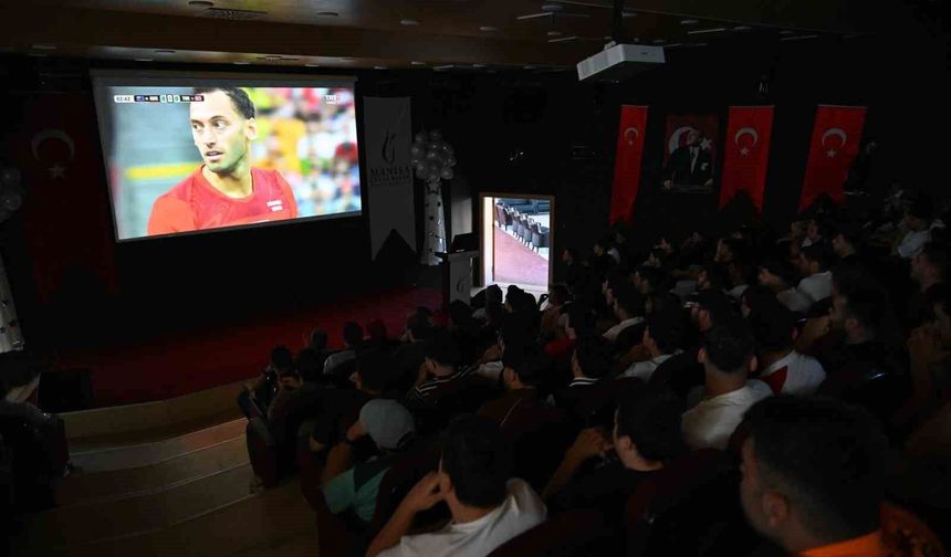 Manisa CBÜ öğrencileri milli maçı hep birlikte izledi