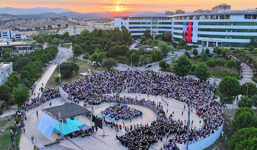 Manisa'da 961 genç mühendis geleceğe kep attı