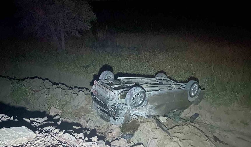 Manisa'da otomobil şarampole uçtu: 2 yaralı