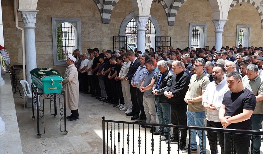 Otomobilin çarptığı elektrikli bisiklet sürücüsü son yolculuğuna uğurlandı