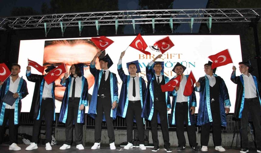 Salihli Anadolu Lisesi'nde mezuniyet coşkusu