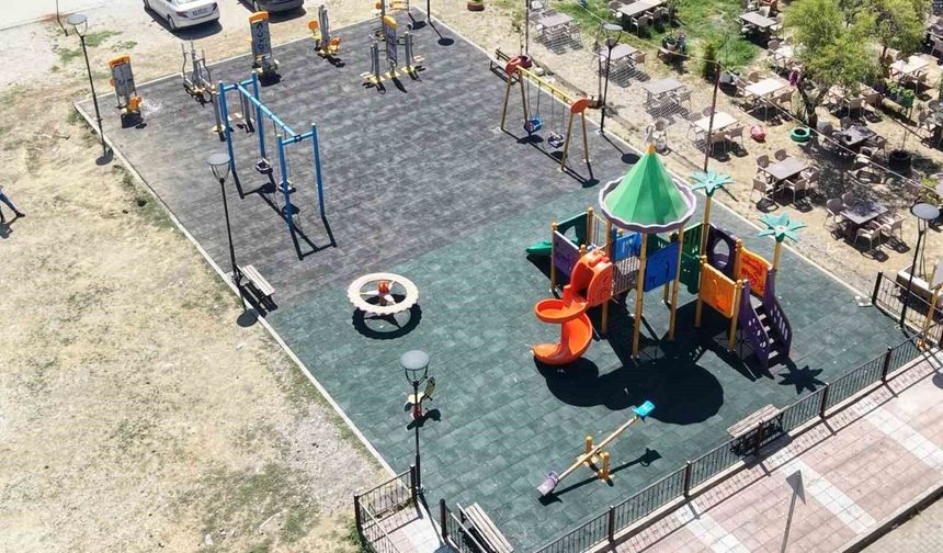 Şehzadeler'in parklarında yenileme çalışmaları devam ediyor