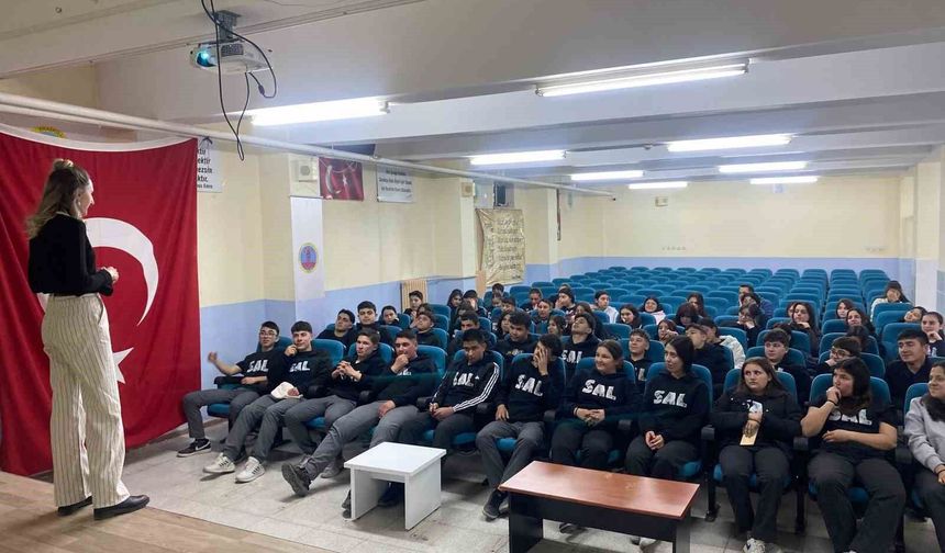 Selendi'de liseliler yapay zeka ile geleceğe hazırlandı