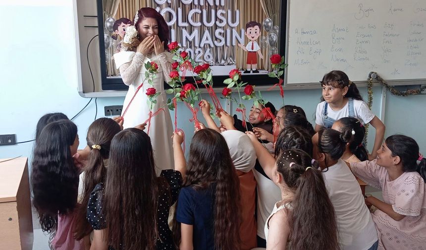 Nikâh töreni ardından gelinliğiyle karneleri dağıttı
