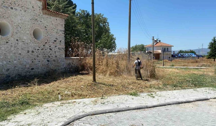 Manisa Büyükşehir'den Karacaahmet Türbesi'nde hummalı temizlik