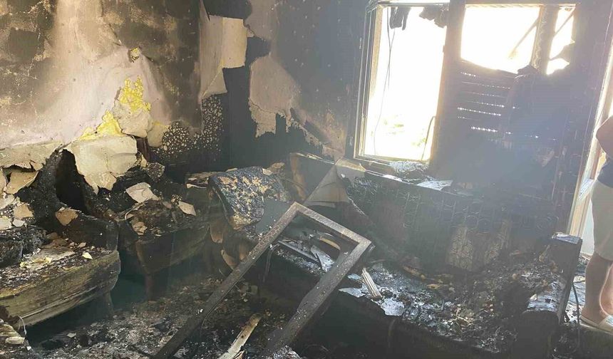 Manisa'da korkutan yangın: Ev kullanılamaz hale geldi