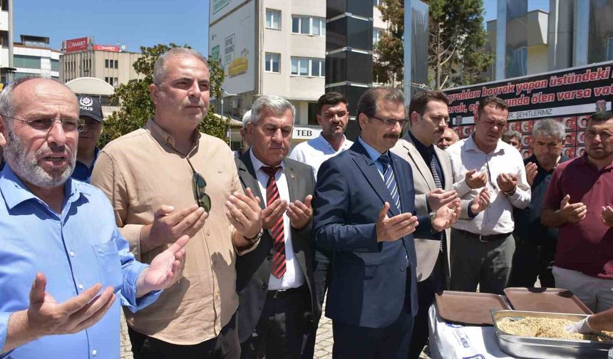 Salihli'de şehit aileleri aşure geleneğini sürdürdü