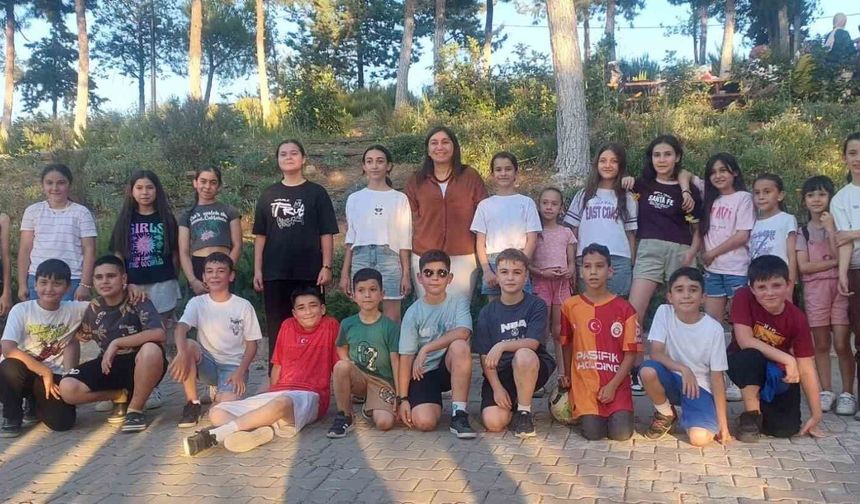 Sarıgöl'de 4 yıl boyunca okuttuğu eski öğrencileriyle buluştu