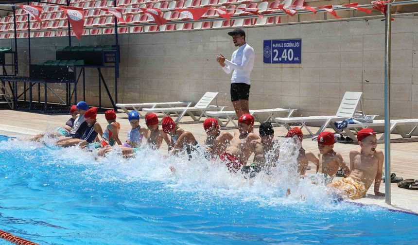 Şehzadeler'de yüzme kursları kapılarını açtı
