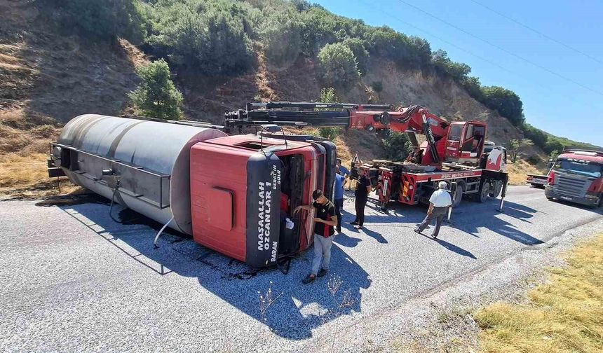 Alaşehir-Eşme yolunda tanker devrildi