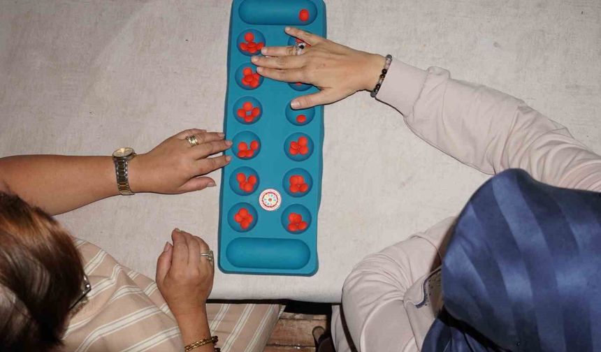 Çocuklarını satranca götürdü, Manisa'nın ilk kadın mangala antrenörü oldu